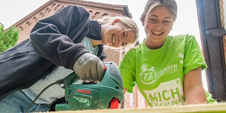 Zwei Frauen genießen die 72-Stunden-Aktion.